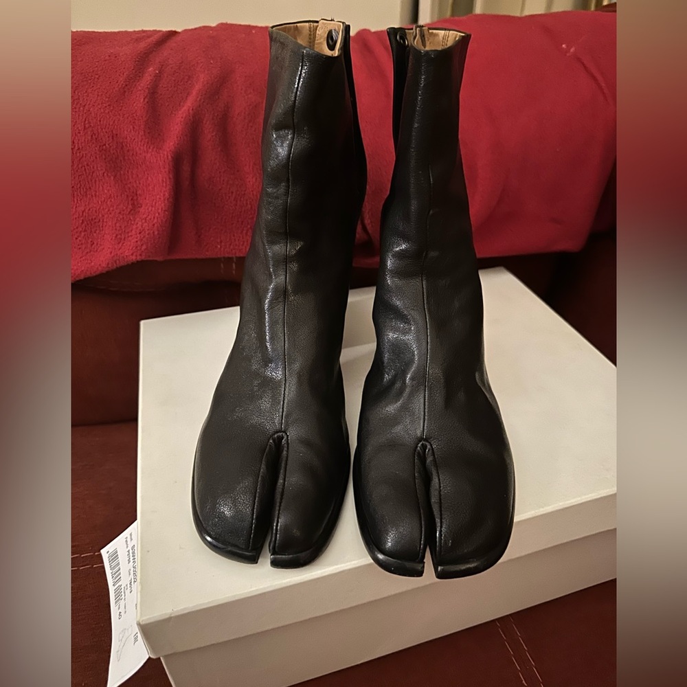 MARGIELA MID-HEEL BLACK LEATHER TABI BOOTS